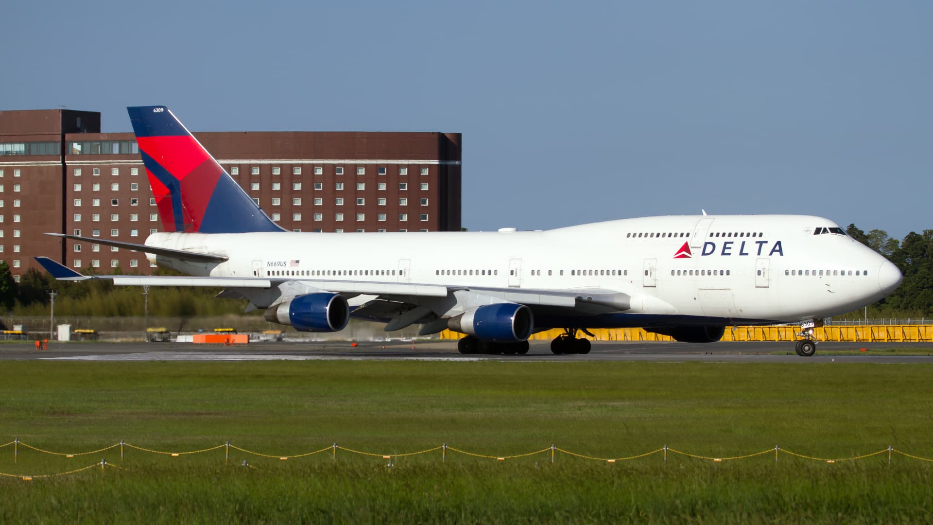 How to Get the Limited-Edition Boeing 747 Delta Reserve Card