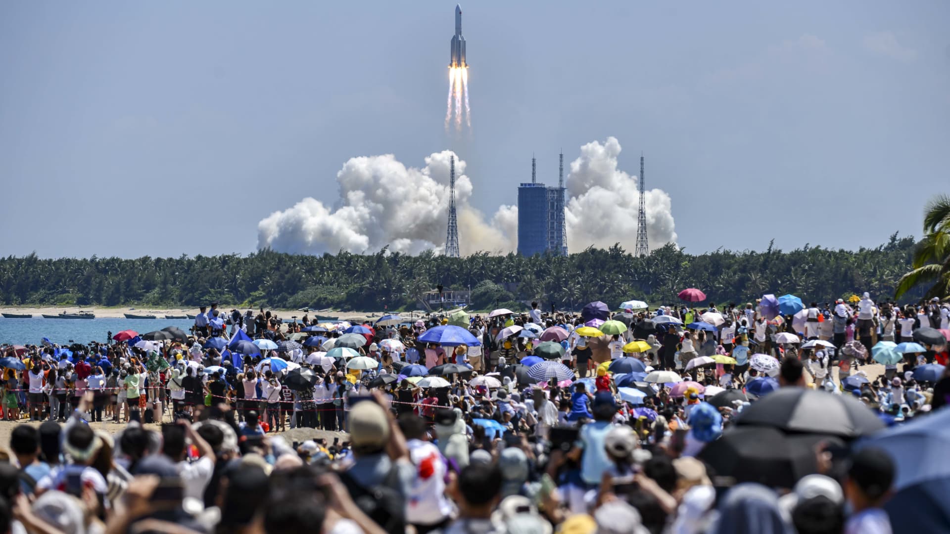 Čínská raketa spadla na Zemi, NASA říká, že Peking informace nesdílel