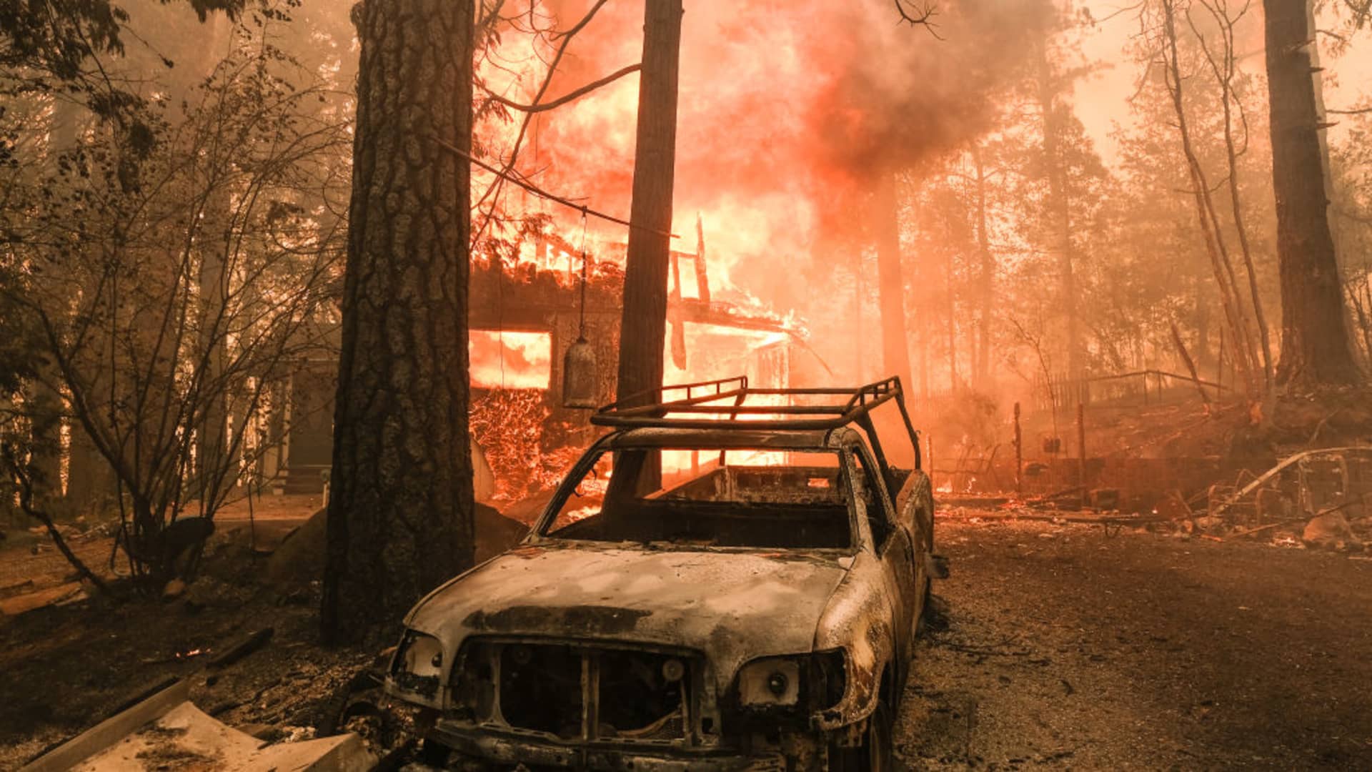 Photos show the growing Oak Fire wildfire near Yosemite in California, which cau..