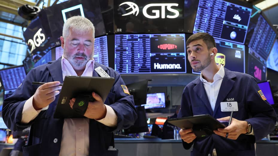 Un comerciante trabaja en el piso de la Bolsa de valores de Nueva York (NYSE) en la ciudad de Nueva York, EE. UU., 26 de julio de 2022. REUTERS/Brendan McDermid