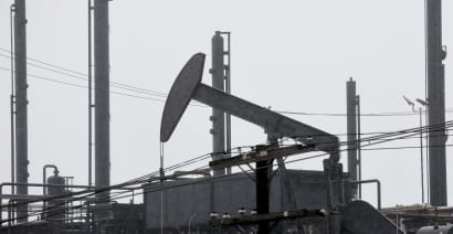Oil claws back some losses but strong dollar caps gains