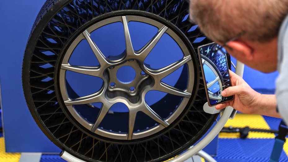 A picture shows a non-pneumatic tyre (NPT), an airless tyres, during the presentation of the NPT tyre of Goodyear in Colmar-Berg, Luxembourg, on May 17, 2022. - No flats and you never need to put air in them make the concept of airless tyres a dream for drivers, and manufacturers say they may soon hit the road for trucks before finally becoming available for cars. The thin layer of rubber gripping the asphalt has a gargantuan physical challenge to meet: supporting the weight of the car and absorbing shocks