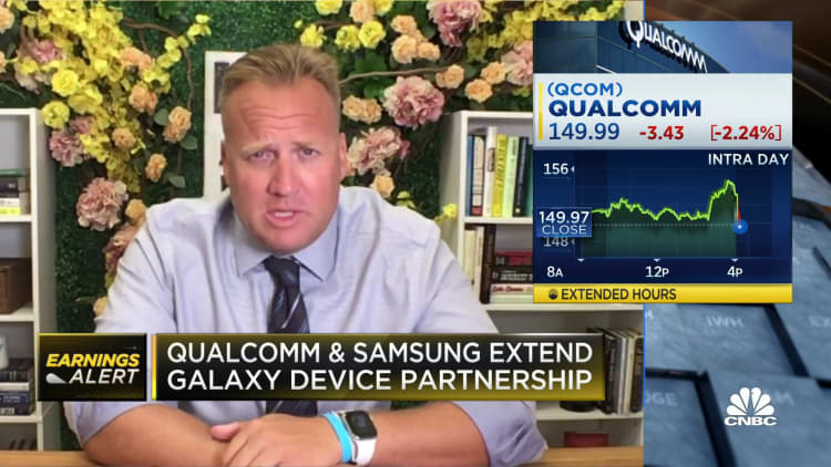 Qualcomm revenues beat, but company issues weak fourth quarter outlook