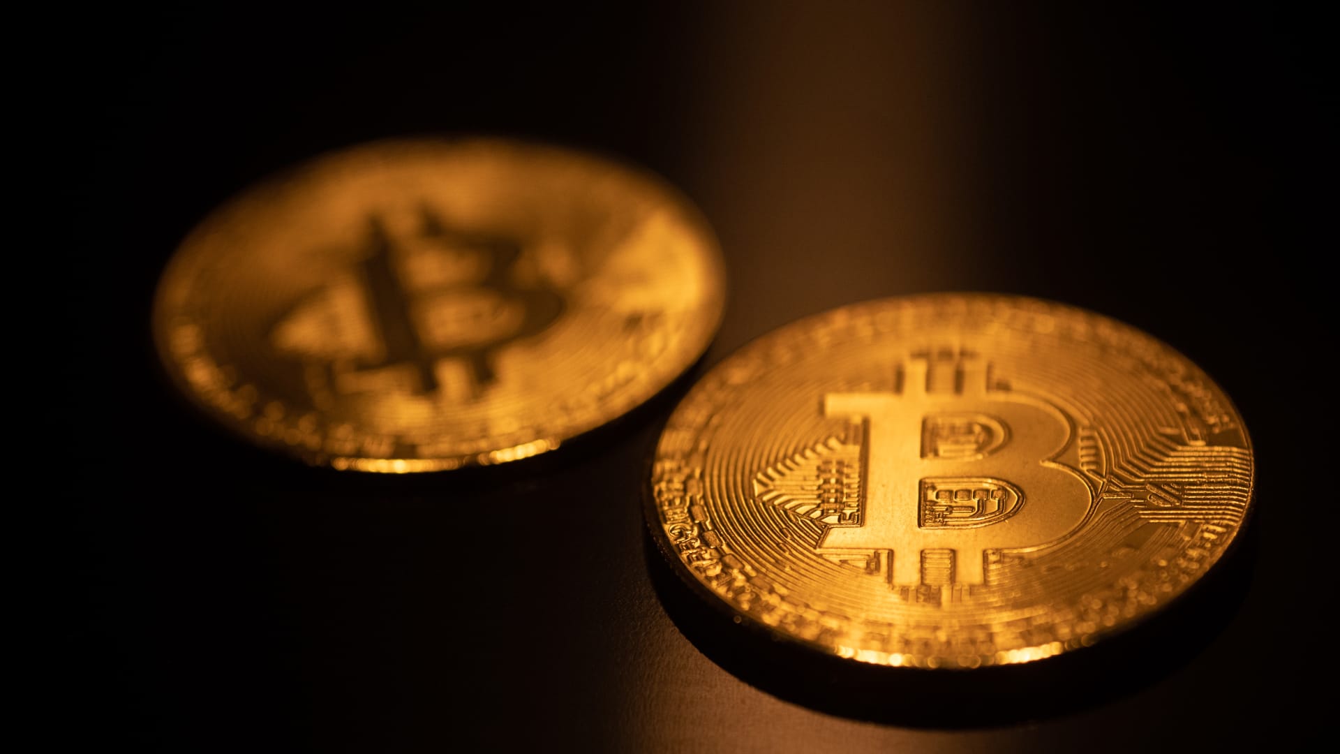 Bitcoin tops psychological ,000 level in ‘bearish rally’ as U.S. dollar falls