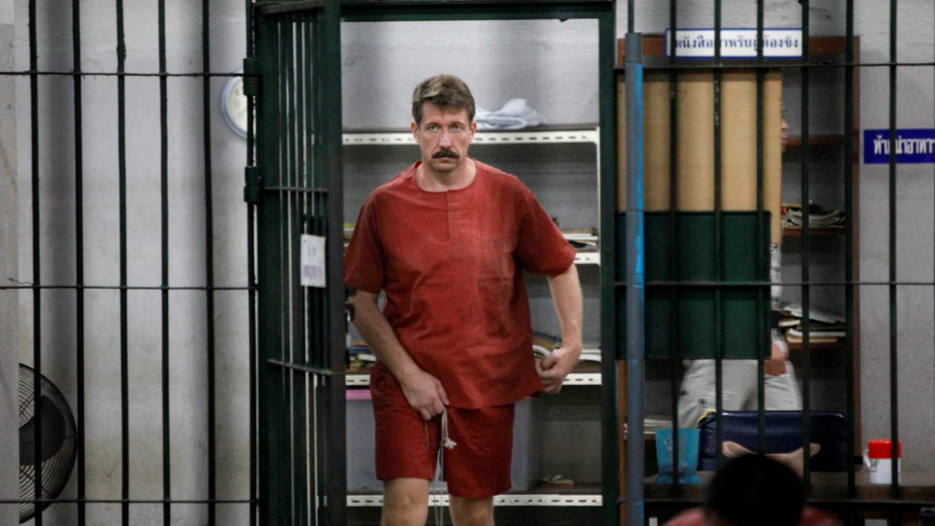 FILE PHOTO: Suspected Russian arms dealer Viktor Bout arrives at a courthouse in Bangkok February 16, 2010. Bout arrived at a Bangkok criminal court for a pre-trial meeting following the rejection of a U.S. request last August for his extradition. The case is now with the appeal court and Bout has been denied bail. 