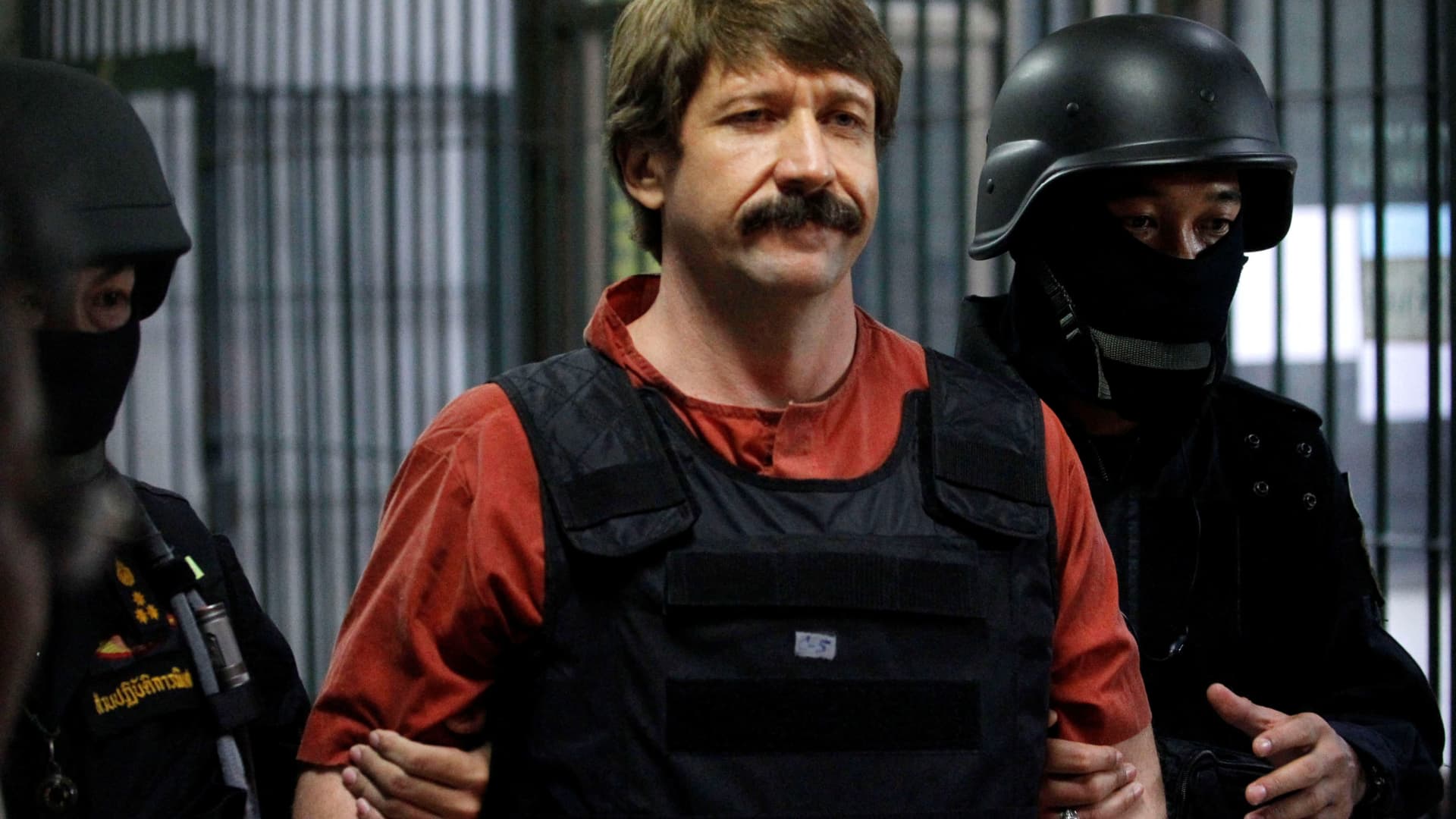 Viktor Bout is escorted by members of a special police unit after a hearing at a criminal court in Bangkok October 5, 2010.