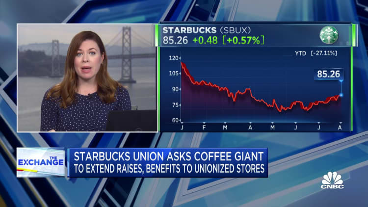 El sindicato pide a la empresa que extienda los aumentos y beneficios a las tiendas Starbucks sindicalizadas