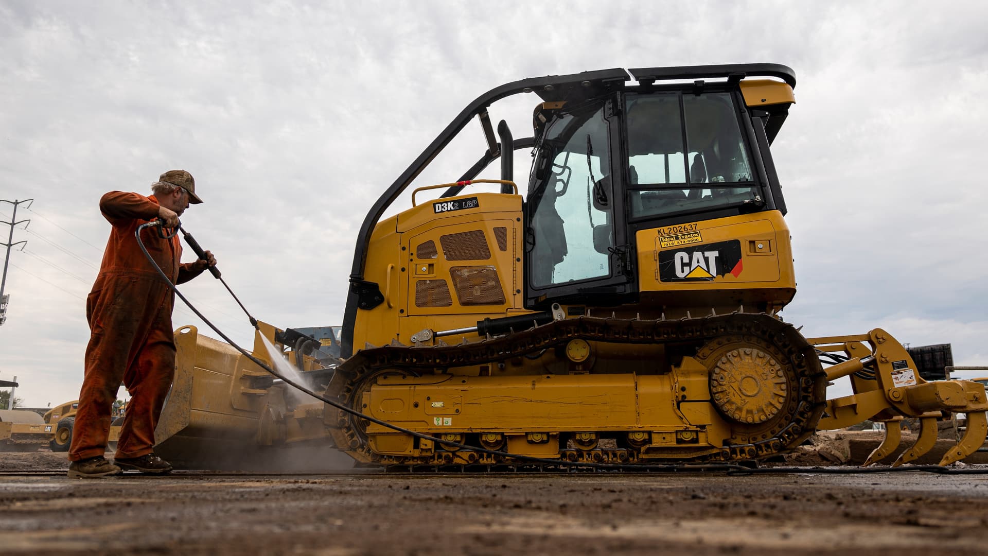 107097082 1659388885412 gettyimages 1242252498 CATERPILLAR EARNS -