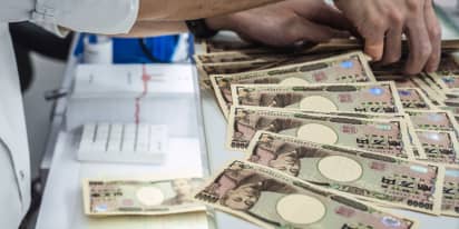 Strong dollar sends yen to lowest level in nearly 11 months