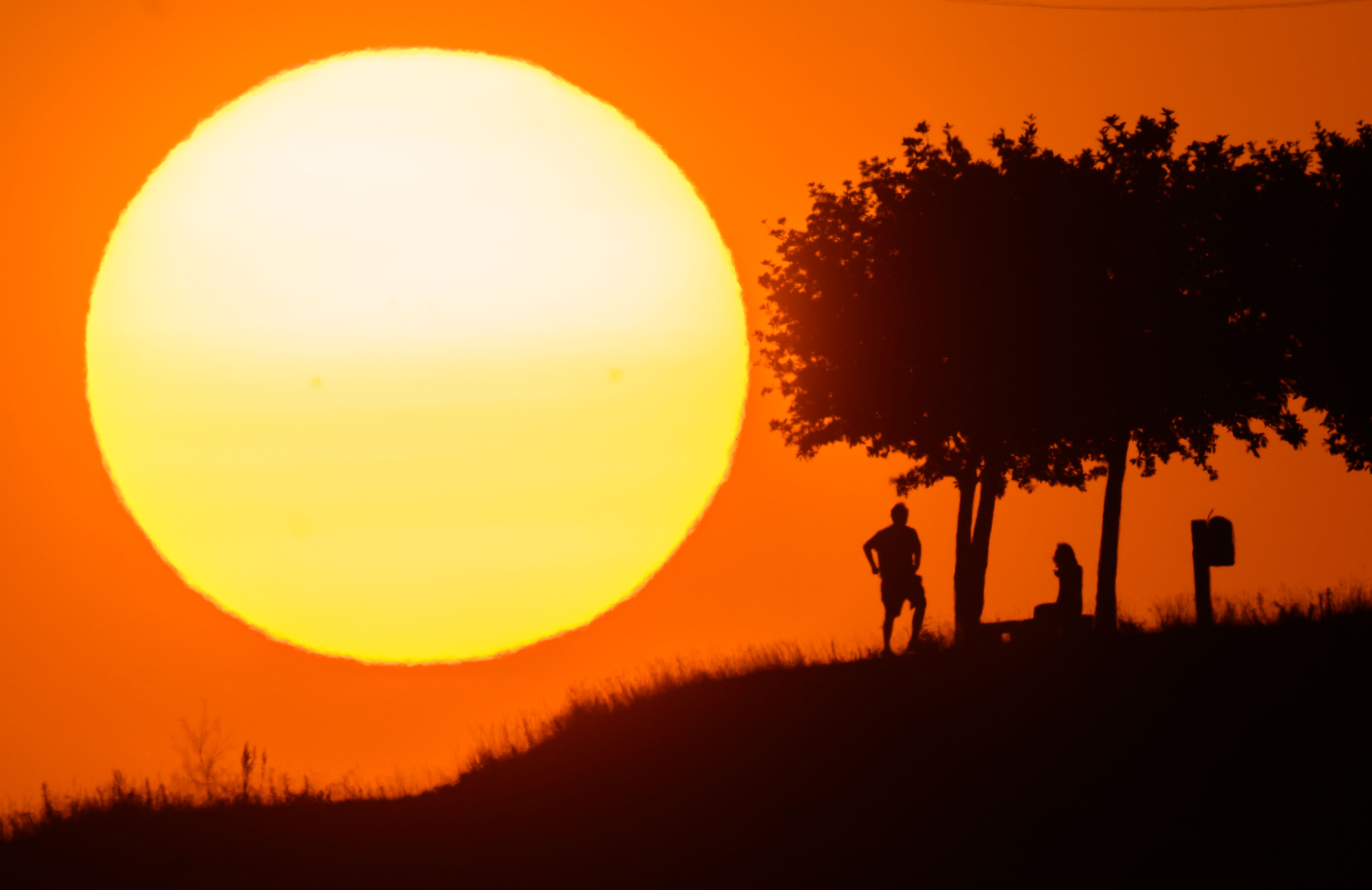 Spekulacyjna technologia odbijania słońca od ziemi wymaga skupienia: ONZ
