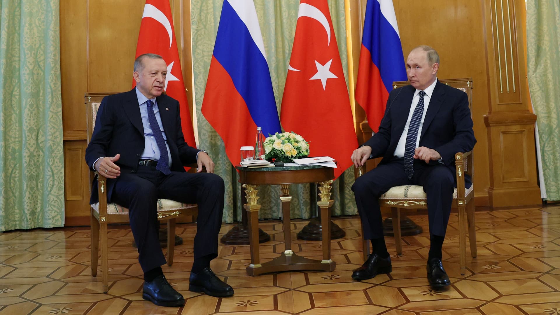 Turkey’s Erdogan meets Putin in Sochi; three ships carrying grain leave Ukrainia..