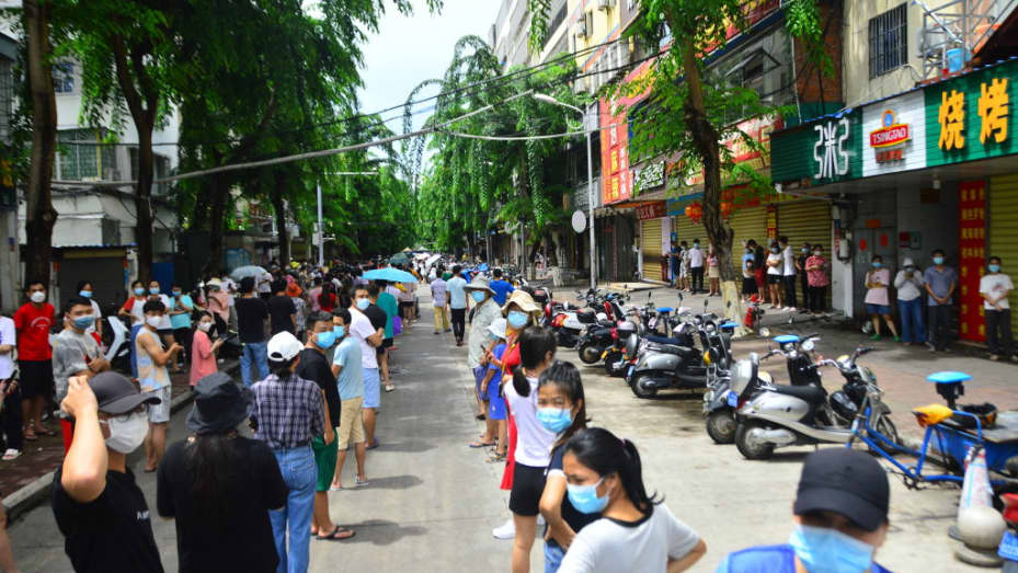 La gente hace fila para hacerse pruebas de ácido nucleico en la calle el 6 de agosto de 2022 mientras Sanya impone controles estáticos en toda la ciudad para frenar un nuevo brote de Covid-19 el 6 de agosto de 2022.