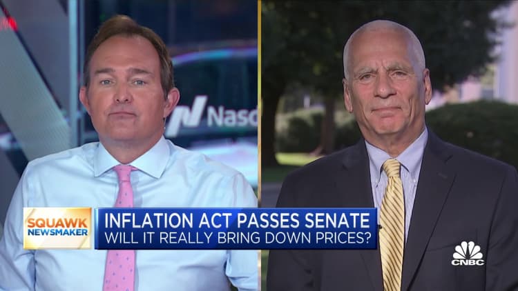 L'économiste de la Maison Blanche Jared Bernstein décompose l'impact de la loi sur la réduction de l'inflation sur l'économie et les impôts