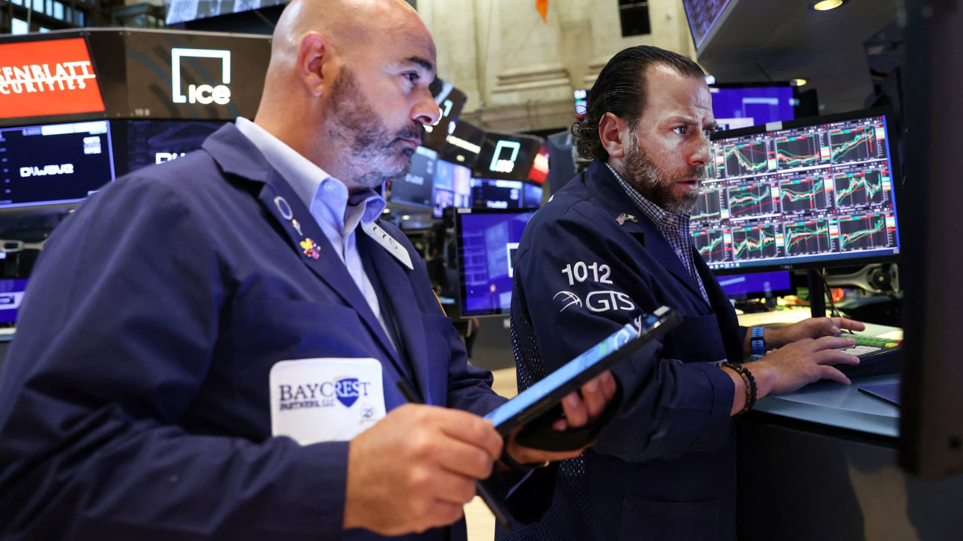 Stock futures fall as investors consider gloomy FedEx warning