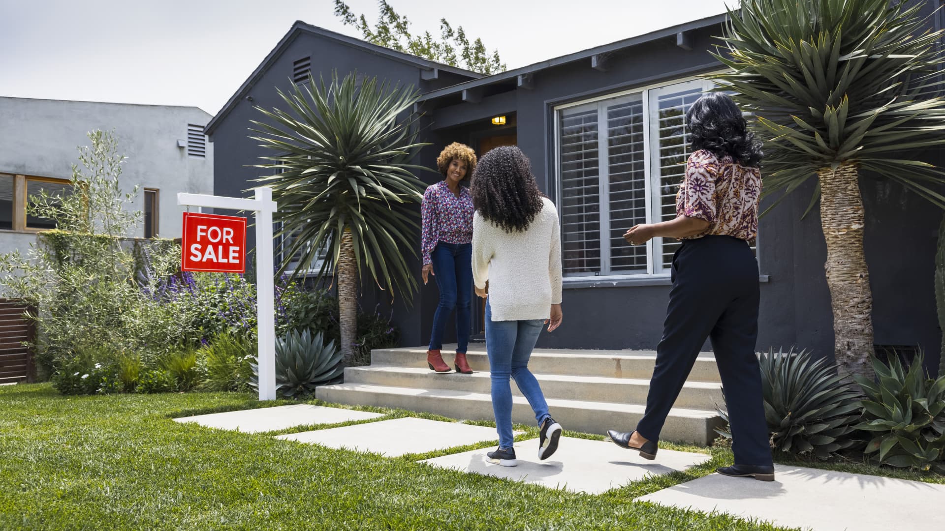 Mortgage rates will fall to 4.5% in 2023? That’s the estimate from Fannie Mae. Here’s what that means for homebuyers