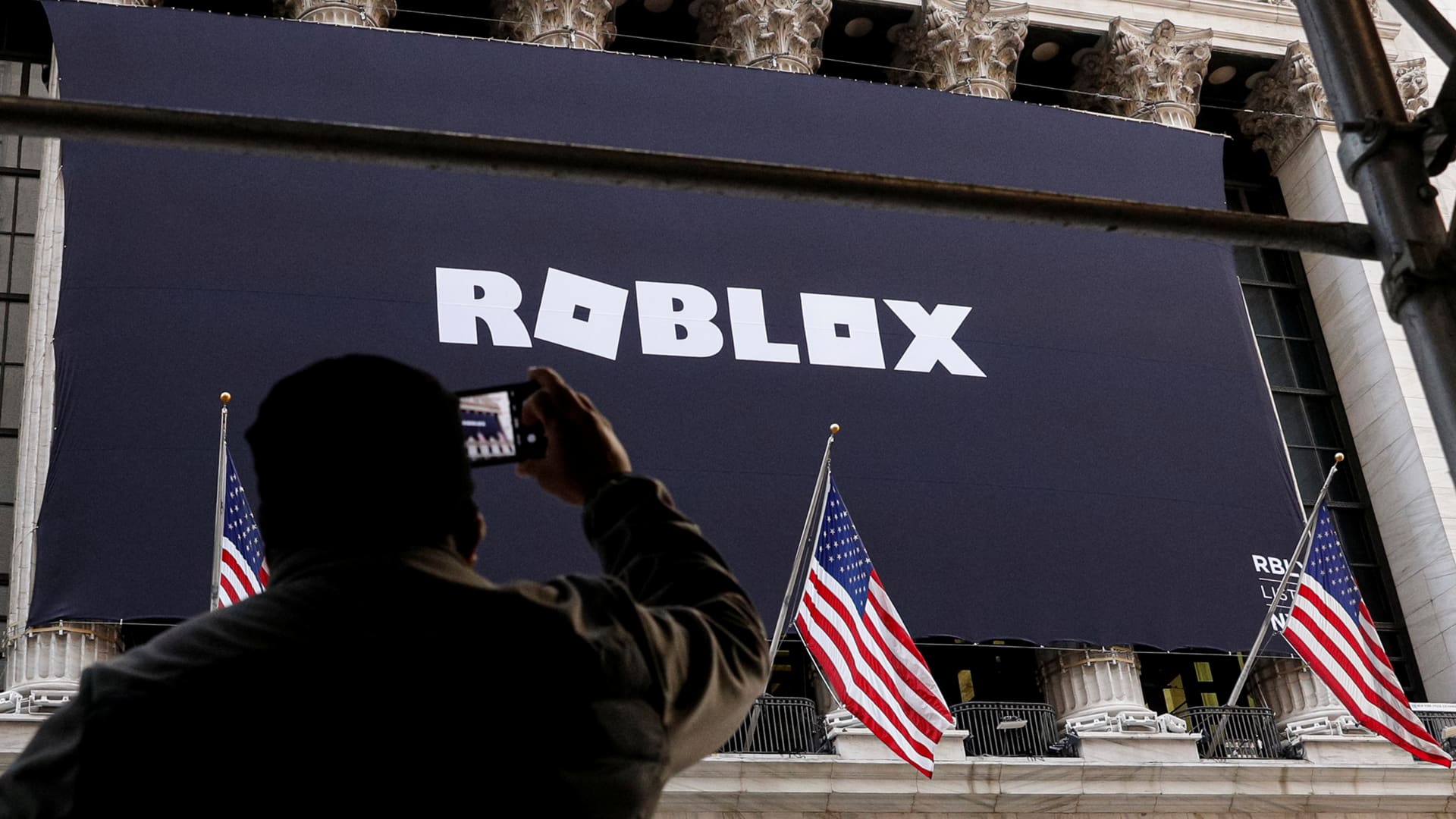 Roblox stock up after company reports strong booking, user engagement growth