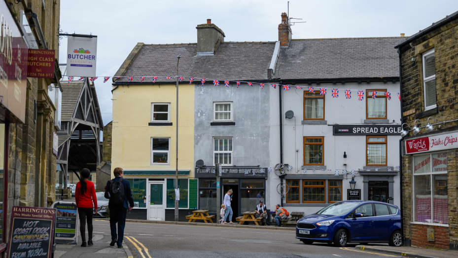 Una calle principal decorada con banderines británicos Union Jack en Penistone, Reino Unido.  La Coalición End Fuel Poverty ha advertido que "un tsunami de escasez de combustible azotará al país este invierno".