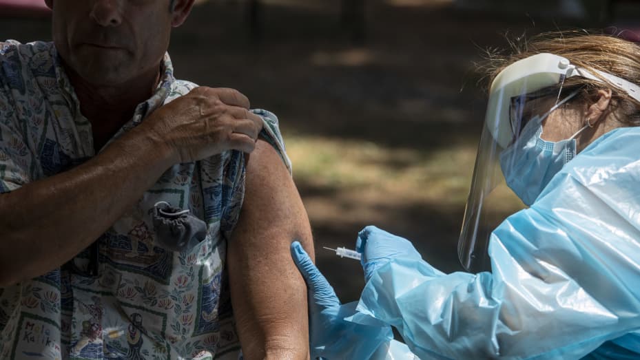 HOLLYWOOD, CA - August 09, 2022- Medical Reserve Corps volunteers administer monkeypox vaccinations at a new walk-up monkeypox vaccination site at Barnsdall Art Park on Tuesday, Aug. 9, 2022 in Hollywood, CA. (Brian van der Brug / Los Angeles Times via Getty Images)