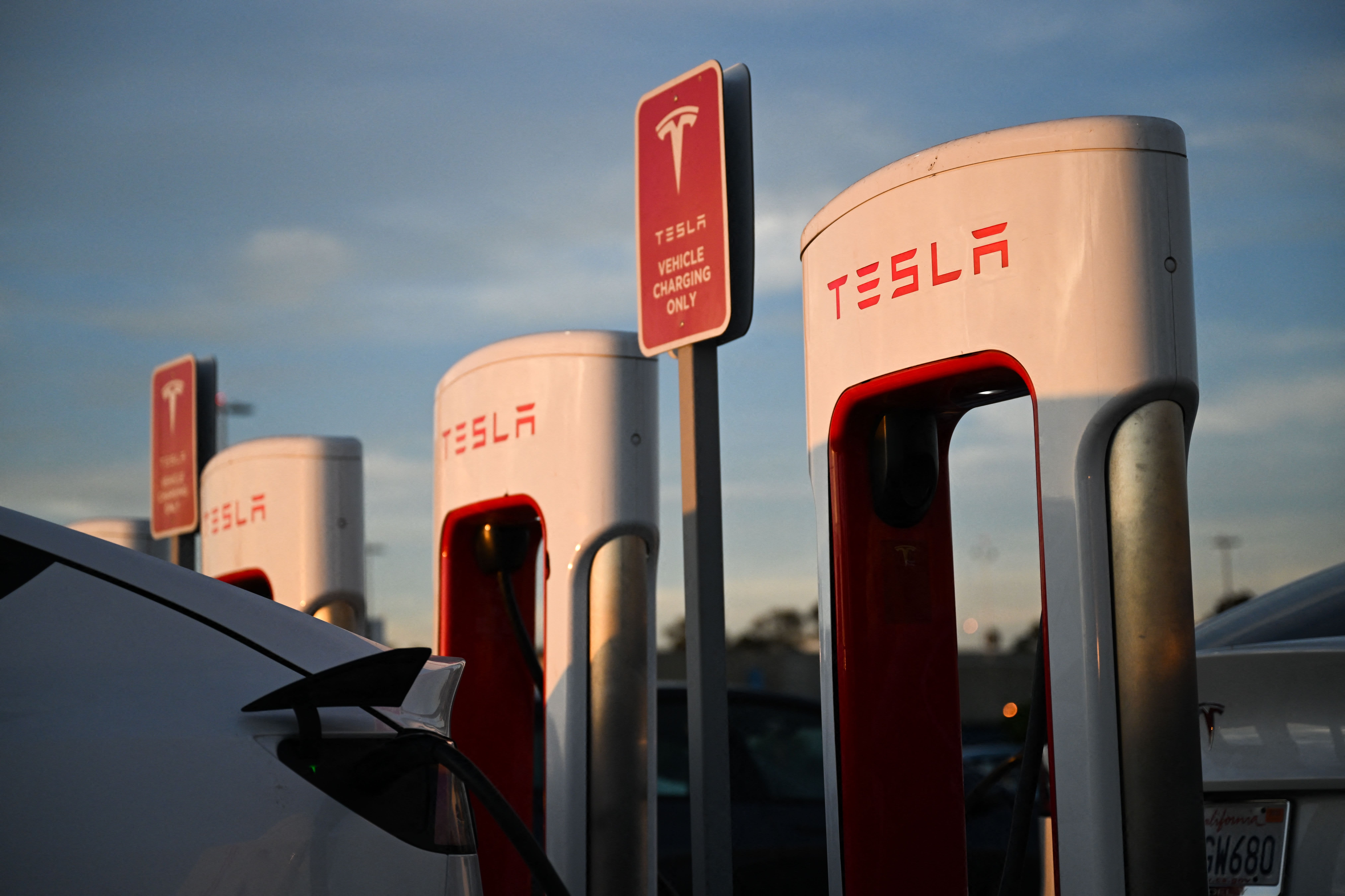 Tesla evaluating lithium refinery in Texas for electric car batteries
