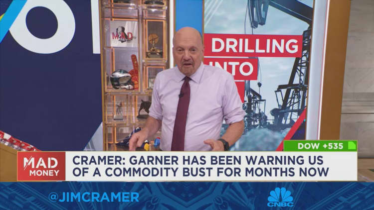 Charts suggest oil could bounce temporarily then head lower, Cramer says