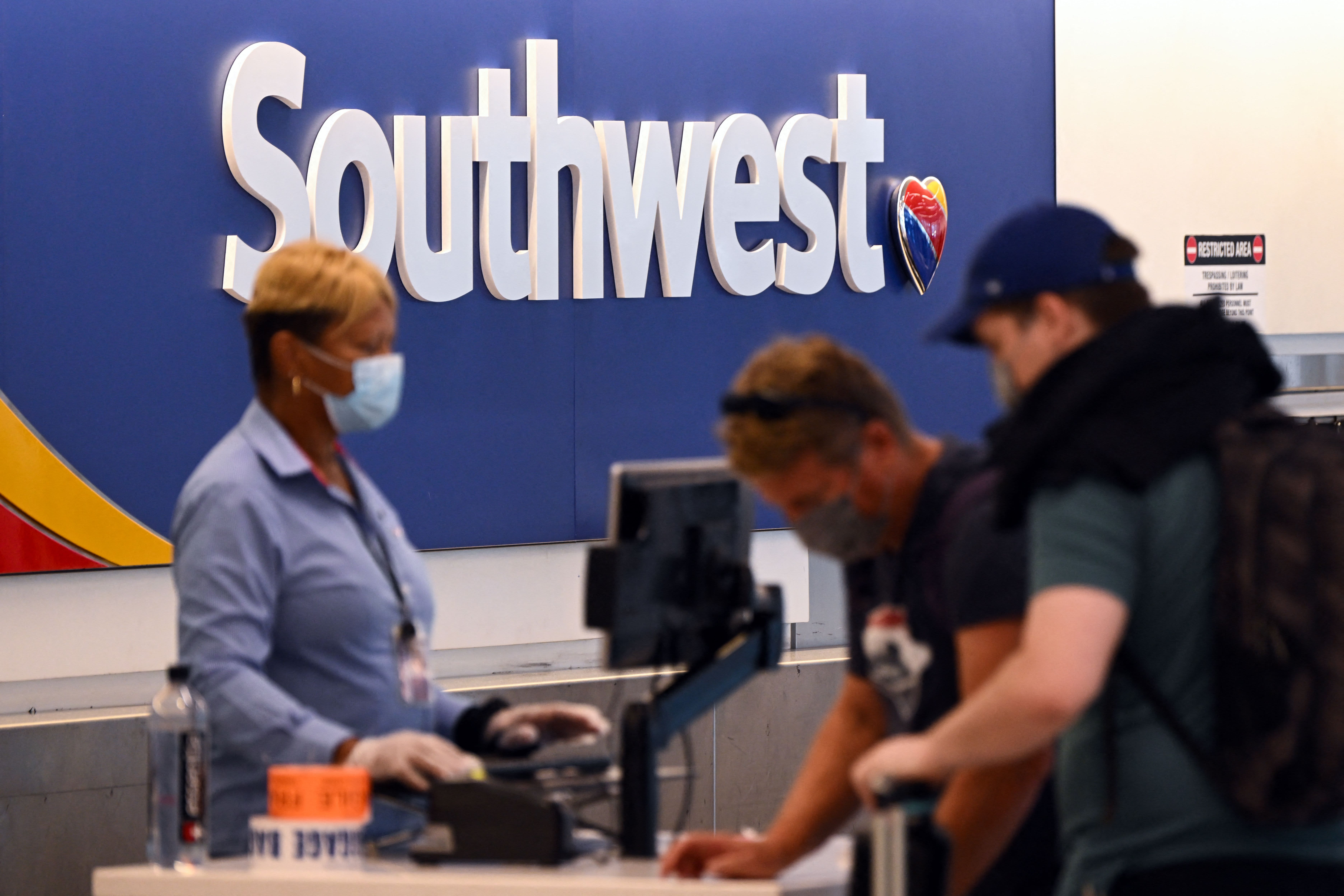 Airways cancel 10,000 flights and scramble to rebook vacationers