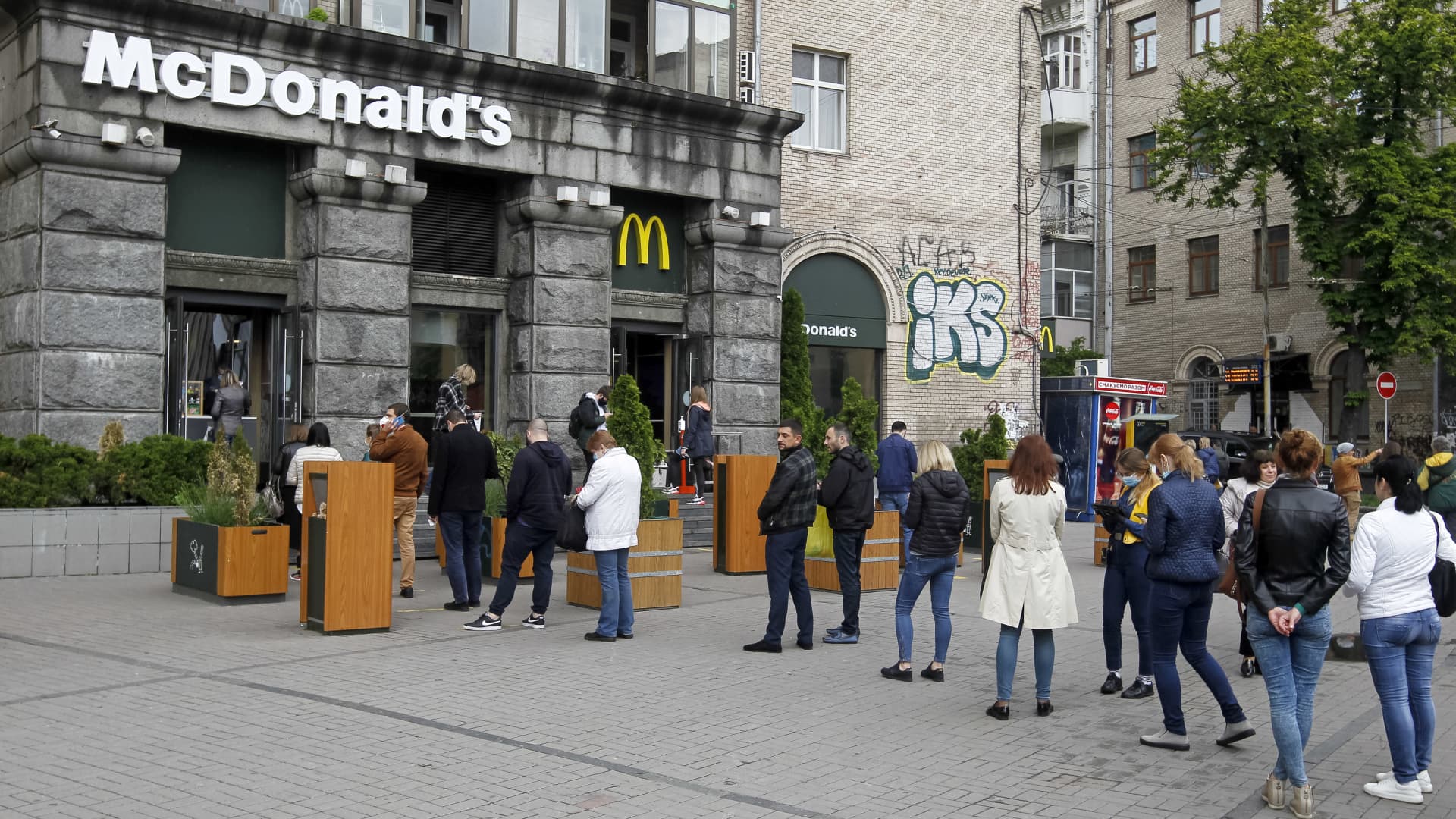 People are stand queue to McDonald's in central Kyiv, Ukraine, on 29 May, 2020.