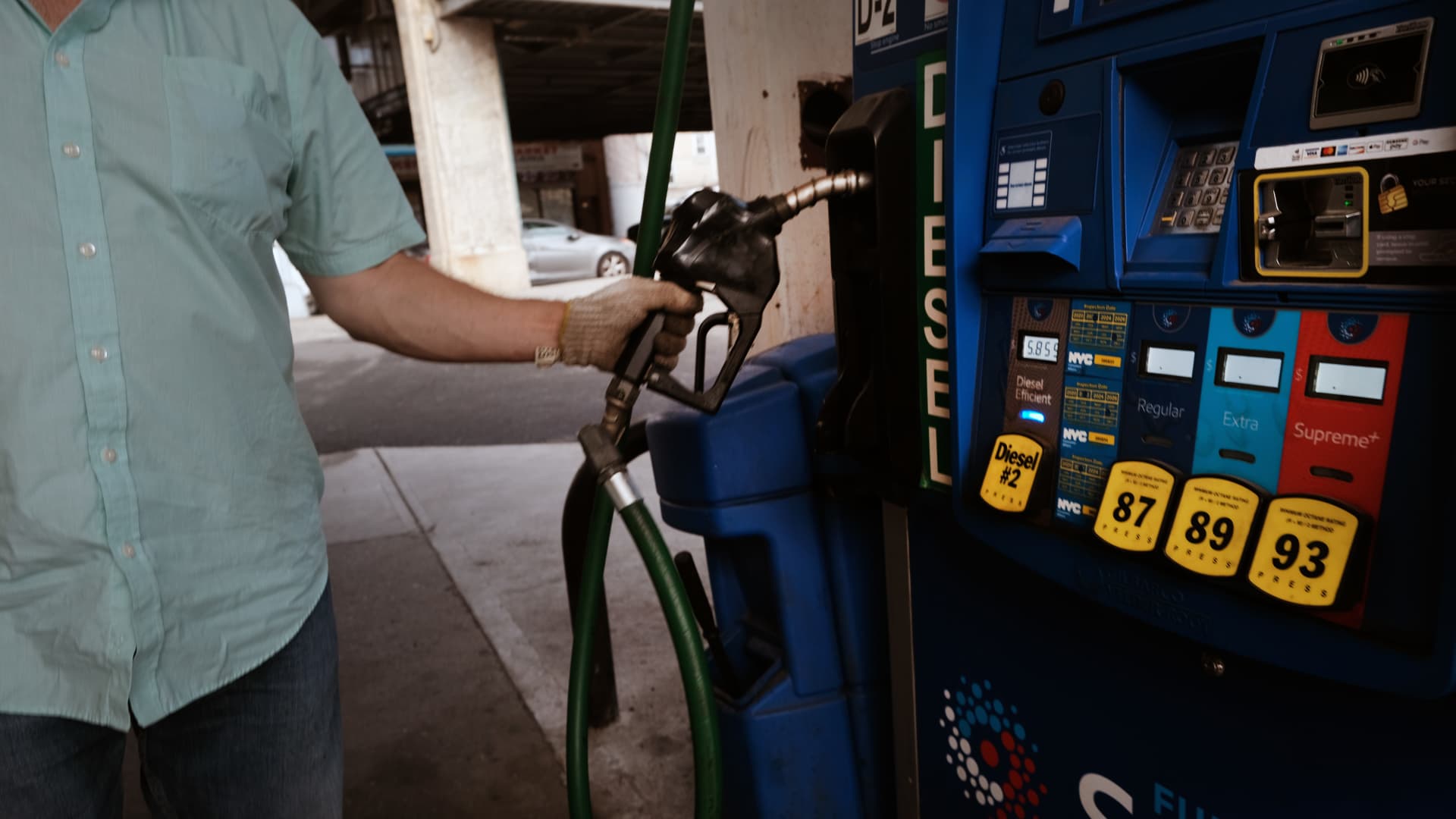 Gasoline prices are expected to continue to fall after Labor Day and some states..