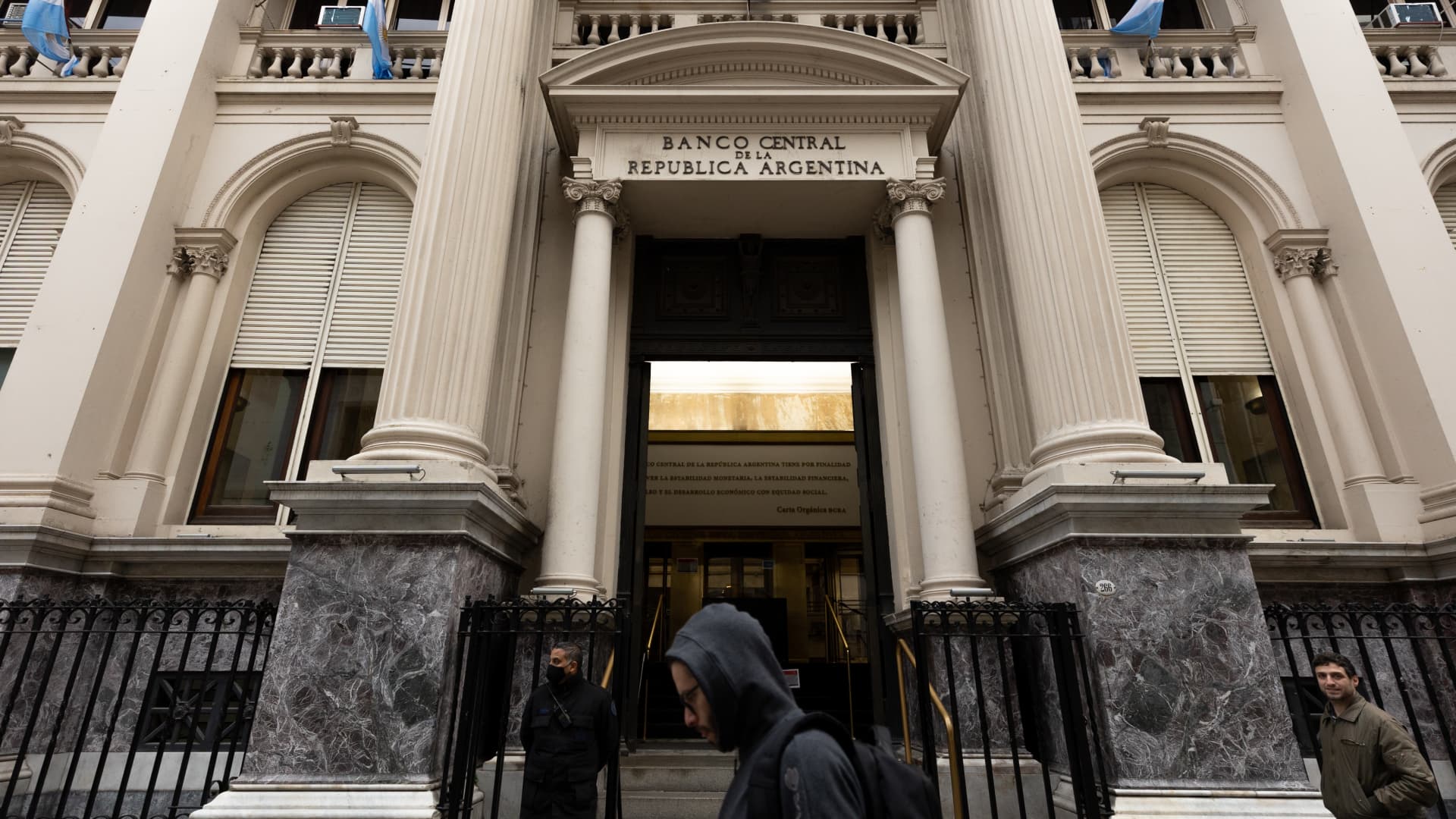 Argentina zvýšila úrokovou sazbu o 950 bazických bodů na 69,5 %