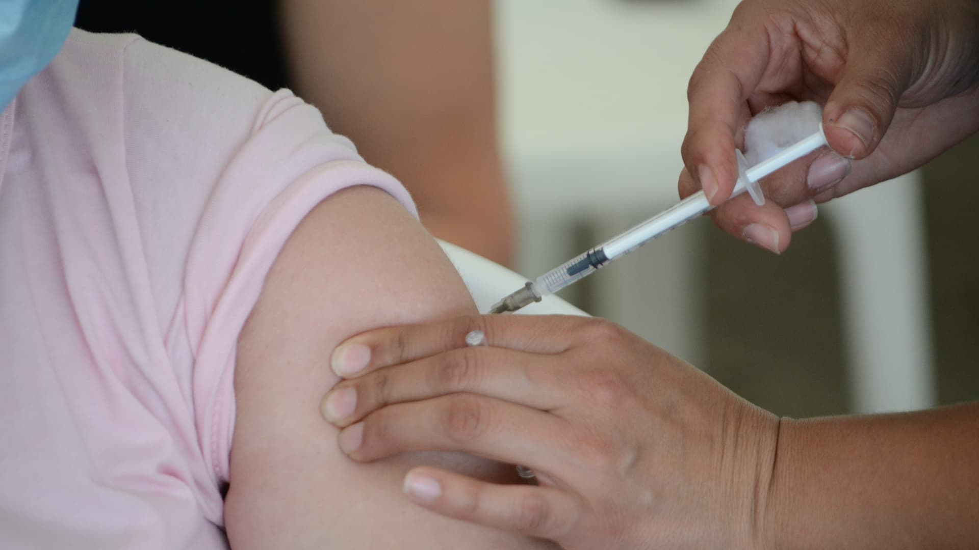 Inggris menjadi negara pertama yang menyetujui vaksin ganda Covid-19 Moderna