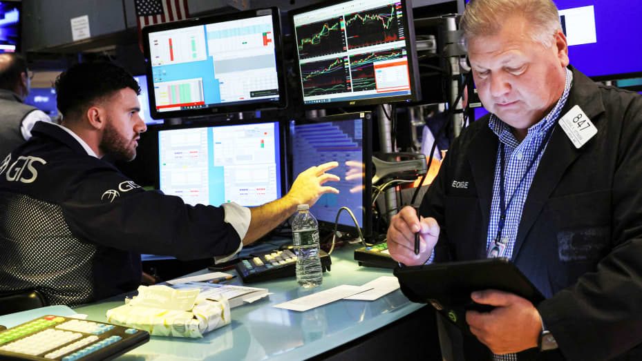 Traders work on the floor of the New York Stock Exchange (NYSE) in New York City, U.S., August 15, 2022.  REUTERS/Brendan McDermid