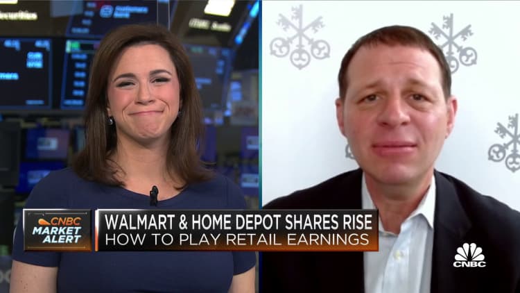Michael Lasser จาก UBS กล่าวว่าคุณสามารถสร้างรายได้จาก Walmart และ Home Depot ได้ในอีก 12 เดือนข้างหน้า