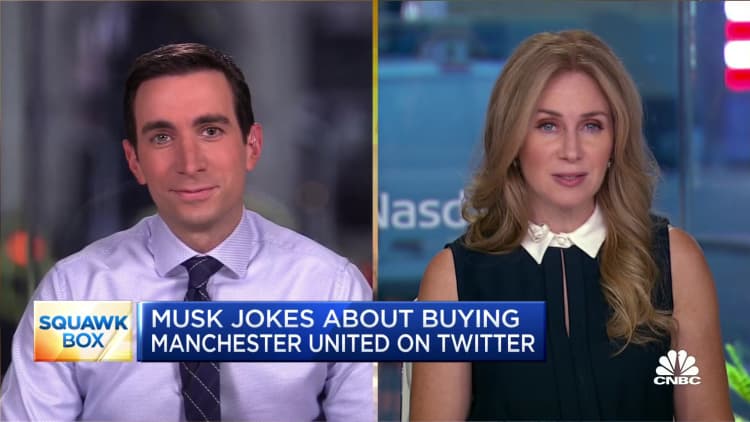 Elon Musk jokes about buying Manchester United on Twitter