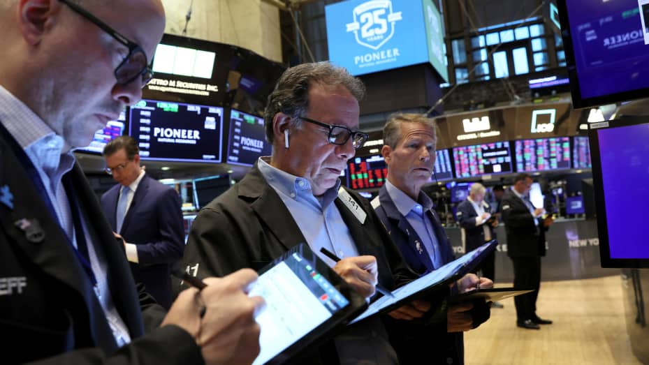 Traders work on the floor of the New York Stock Exchange (NYSE) in New York City, U.S., August 17, 2022.  REUTERS/Brendan McDermid
