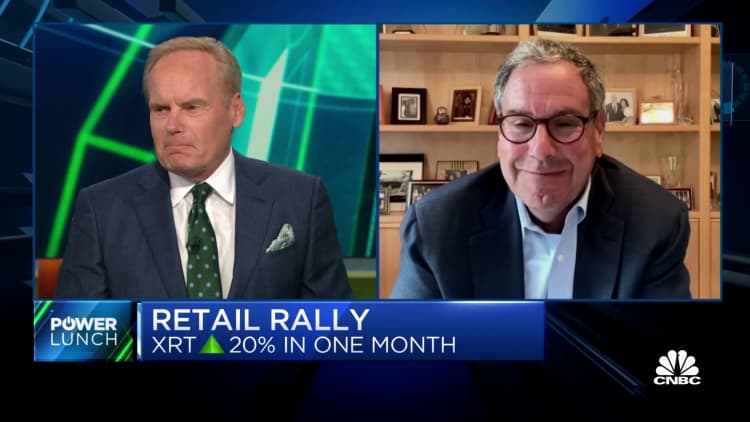 The high-end and value-end retailers will play well in this market, says former Saks CEO Steve Sadove