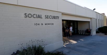 Long lines at Social Security offices complicated by intense summer heat