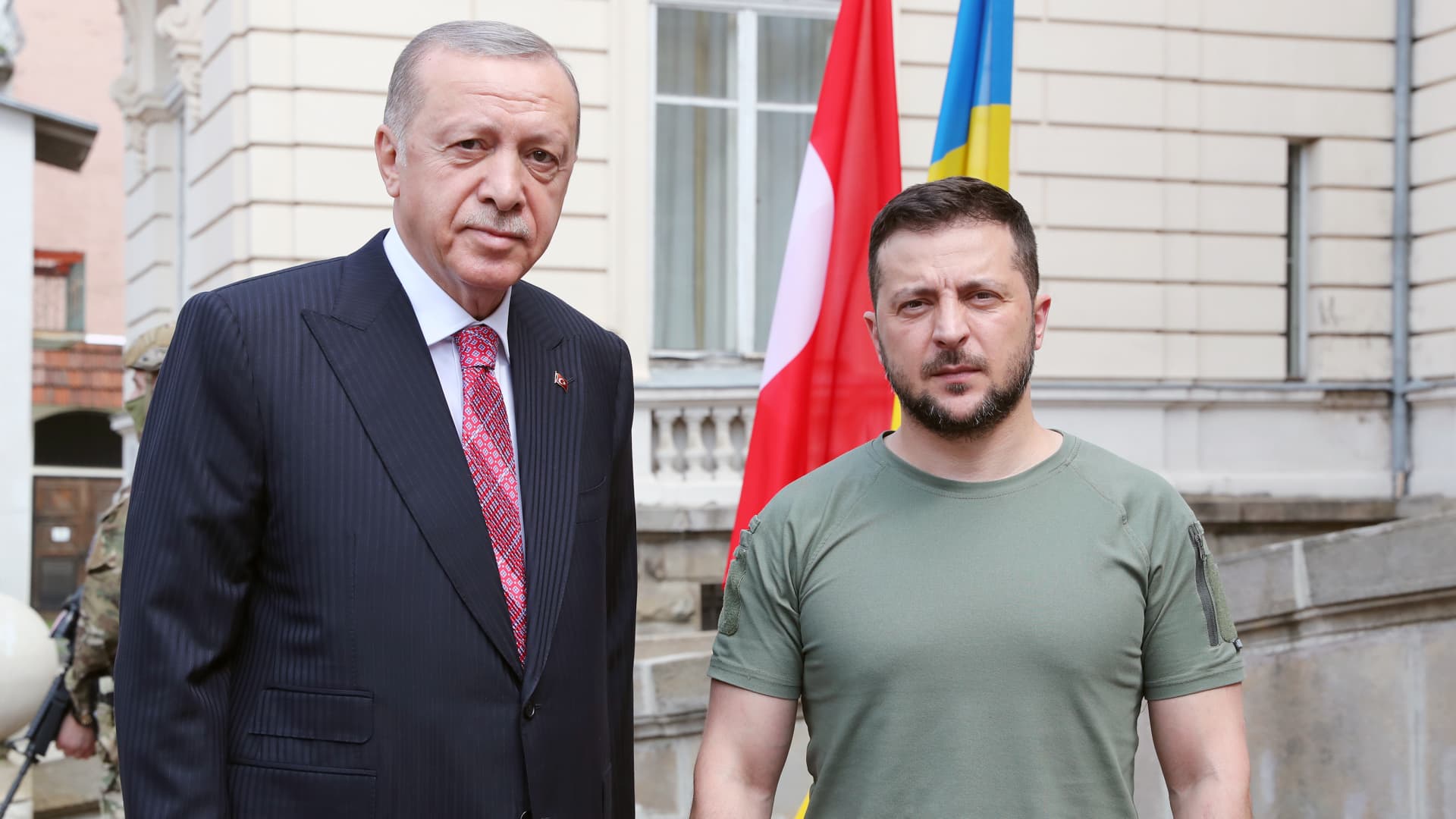 Turkish President Recep Tayyip Erdogan (L) meets with Ukrainian President Volodymyr Zelenskyy (R) in Lviv, Ukraine on August 18, 2022.