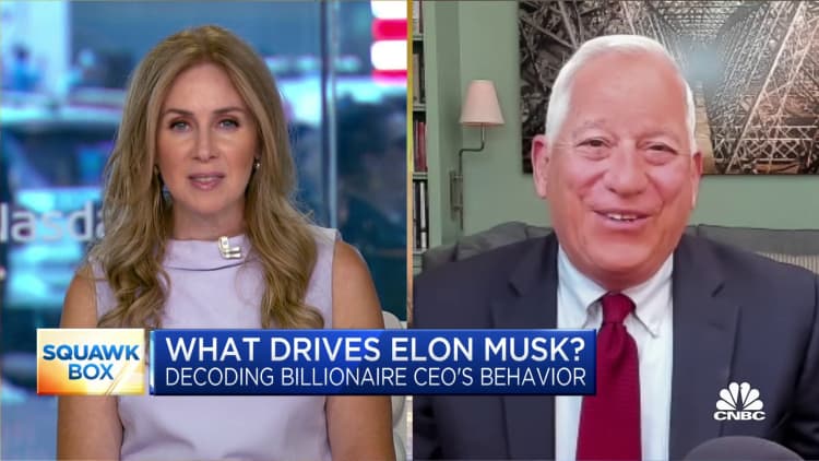 Walter Isaacson reacts to a tweet by Manchester United's Elon Musk