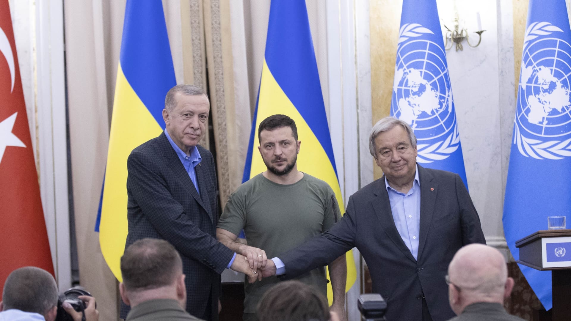 Turkish President Recep Tayyip Erdogan (L), Ukrainian President Volodymyr Zelenskyy (C) and United Nations Secretary-General Antonio Guterres (R) pose during a joint news conference after their meeting in Lviv, Ukraine on August 18, 2022.
