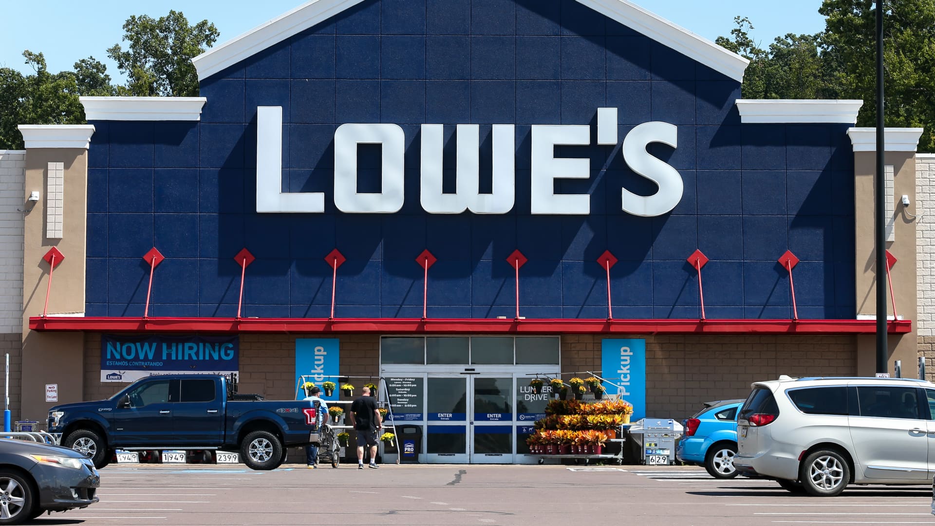 Lowe’s sticks by full-year earnings forecast despite weakening gross sales, as spring projects offer a boost