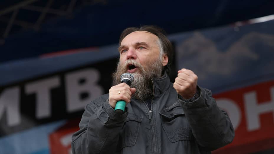El politólogo ruso Alexander Dugin hace un gesto mientras se dirige a la manifestación "Batalla por Donbas" en apoyo de las autoproclamadas Repúblicas Populares de Donetsk y Lugansk, en Moscú, Rusia, el 18 de octubre de 2014. Agencia de noticias de Moscú/Folleto a través de REUTERS ATENCIÓN EDITORES: ESTA IMAGEN TIENE SIDO SUMINISTRADO POR UN TERCERO.  CRÉDITO OBLIGATORIO.