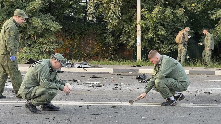 Los investigadores trabajan en el sitio de la explosión de un automóvil conducido por Daria Dugina en las afueras de Moscú.