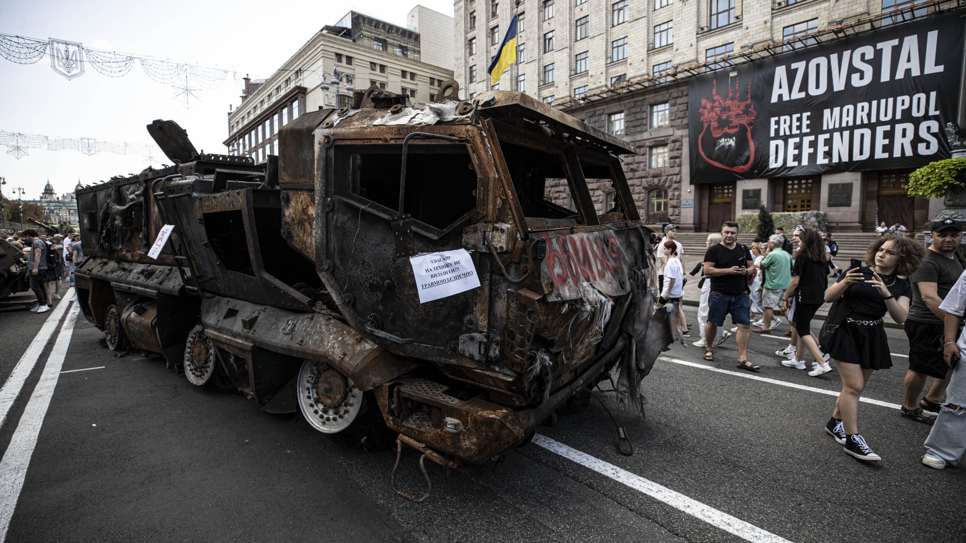 Ukrainians arrive at Khreschatyk Street to see the seized military equipment and weapons including tank and motorized artillery systems belonging to the Russian army displayed by Ukraine ahead of the country's 31st anniversary of Independence Day in Kyiv, Ukraine on August 21, 2022. 
