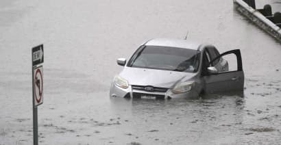 Southwestern floods leads to drivers being stranded and airport delays