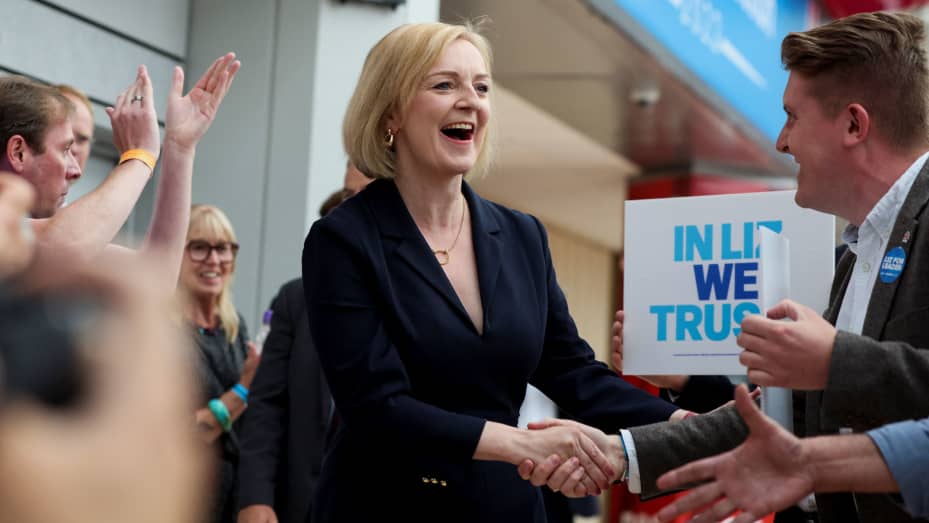 Conservative leadership candidate Liz Truss greets supporters as she attends a hustings event, part of the Conservative party leadership campaign, in Birmingham, Britain August 23, 2022. REUTERS/Phil Noble