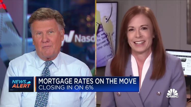 Total mortgage demand drops 1.2%, hovering at 22-year low
