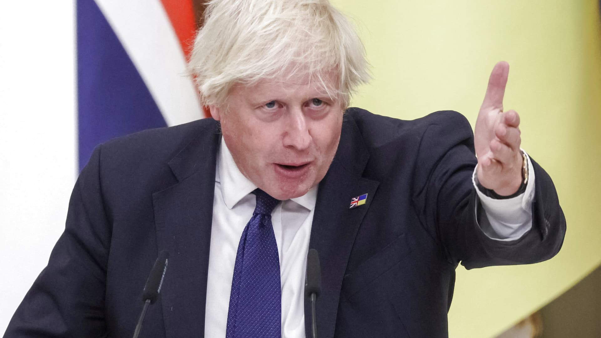El ex primer ministro británico Boris Johnson se retira de la carrera por el liderazgo