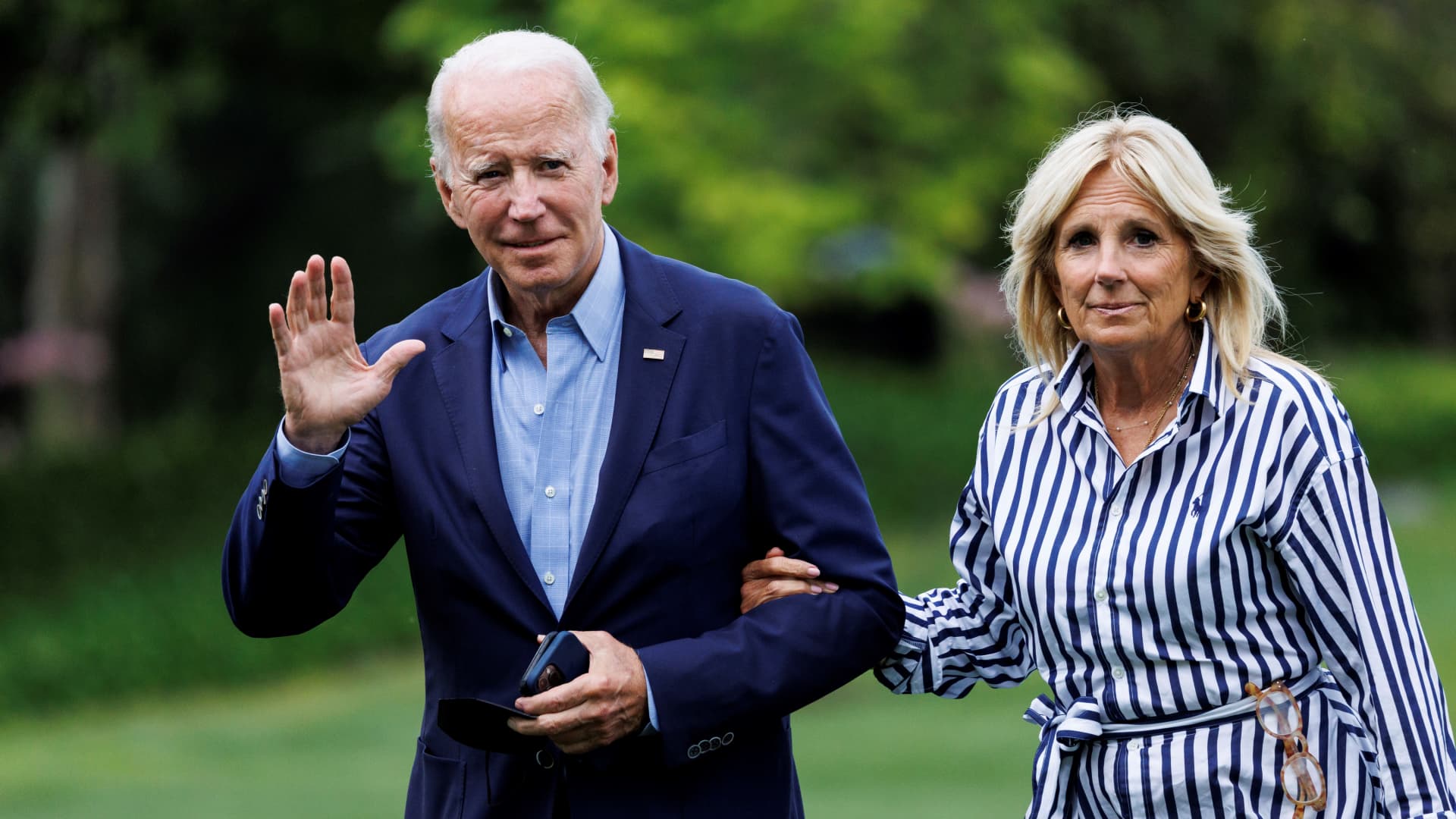 Biden, first lady earned nearly $580,000 in 2022, tax filing shows