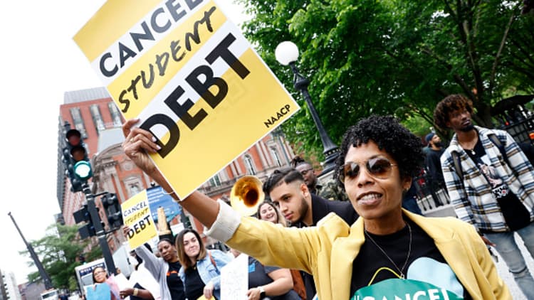 Por qué los estadounidenses están cargados de deudas