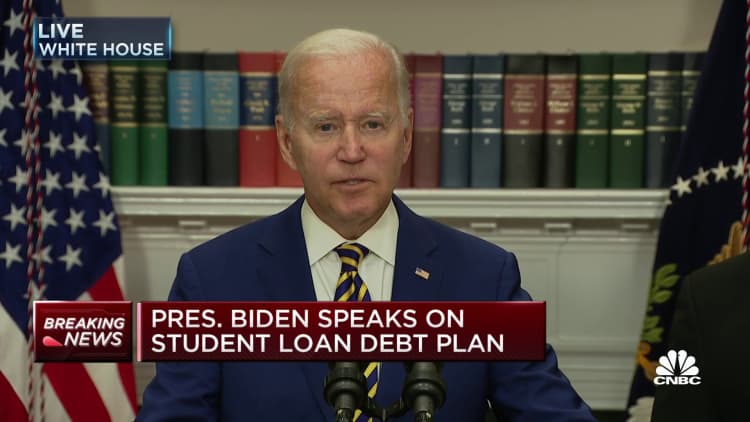 President Biden kondigt schuldverlichtingsplan voor studieleningen aan