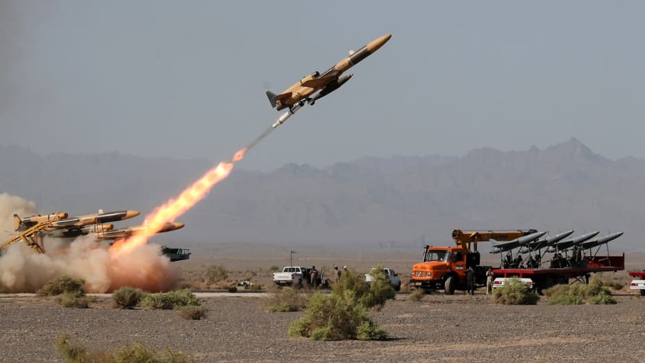 Lanzamiento de un dron durante un ejercicio militar en un lugar no revelado en Irán capturado en una imagen del folleto obtenida el 25 de agosto de 2022.